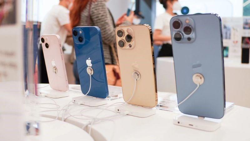 iPhone 13 sở hữu dung lượng pin 4352 mAh, thoải mái sử dụng cả ngày không cần sạc nhiều iPhone 13 sở hữu dung lượng pin 4352 mAh, thoải mái sử dụng cả ngày không cần sạc nhiều