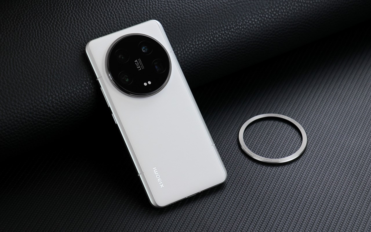 Mặt lưng Xiaomi 14 Ultra được làm hơi cong nhẹ nên cho trải nghiệm cầm rất ôm tay. Nguồn: Weibo. Mặt lưng Xiaomi 14 Ultra được làm hơi cong nhẹ nên cho trải nghiệm cầm rất ôm tay. Nguồn: Weibo.
