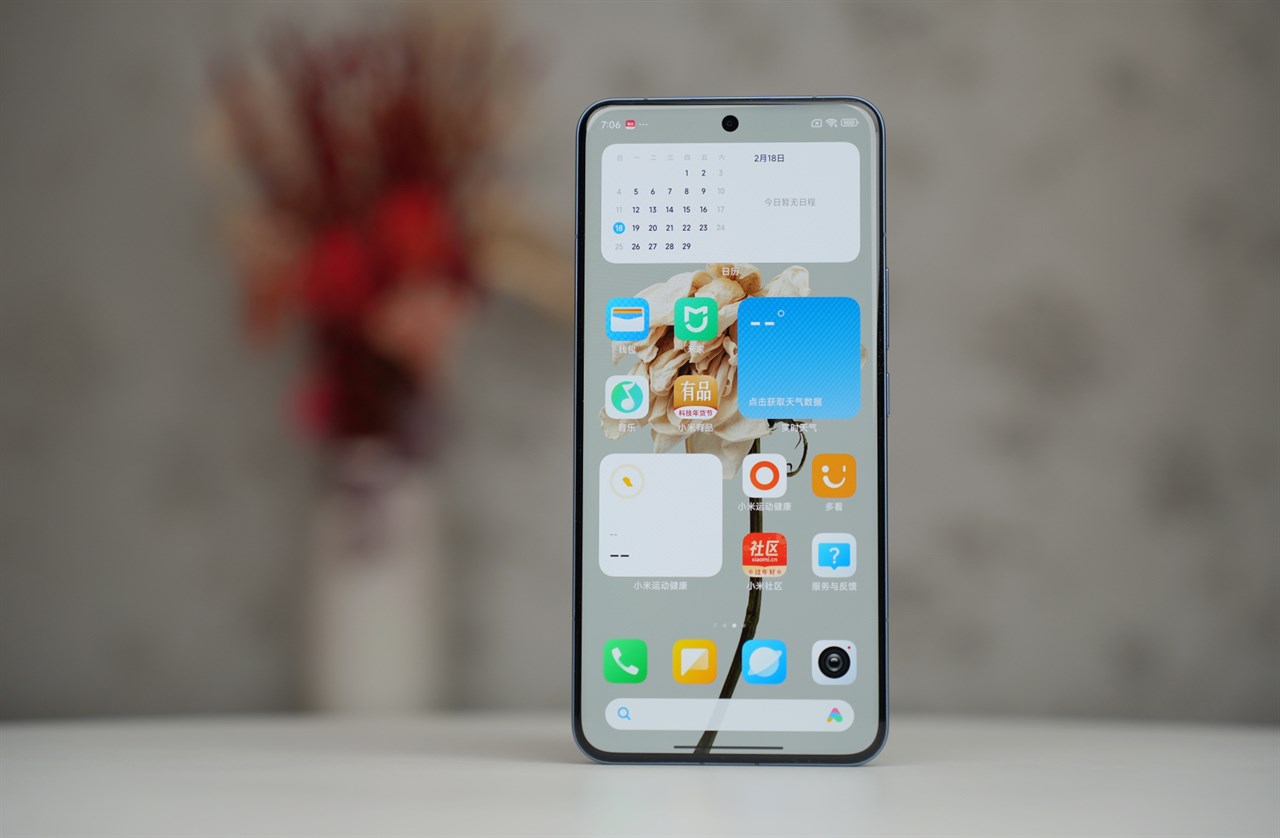 Màn hình Xiaomi 14 Ultra được làm theo dạng cong đều ở cả 4 cạnh. Nguồn: Weibo. Màn hình Xiaomi 14 Ultra được làm theo dạng cong đều ở cả 4 cạnh. Nguồn: Weibo.