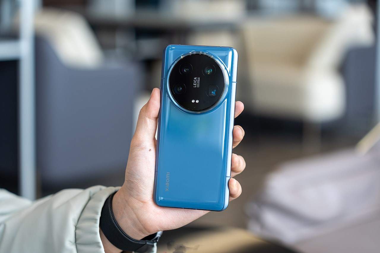 Trải nghiệm trên tay Xiaomi 14 Ultra tương đối thoải mái. Nguồn: Weibo. Trải nghiệm trên tay Xiaomi 14 Ultra tương đối thoải mái. Nguồn: Weibo.