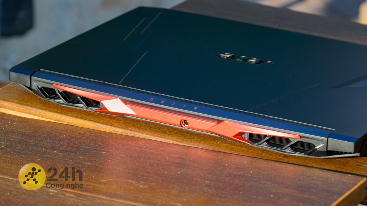 Cạnh sau của Acer Nitro 5 AN515 57 5669. Cạnh sau của Acer Nitro 5 AN515 57 5669.