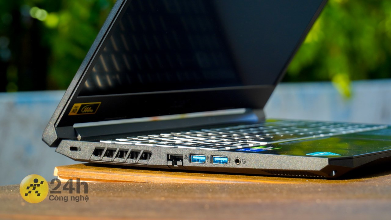Cạnh trái của Acer Nitro 5 AN515 57 5669. Cạnh trái của Acer Nitro 5 AN515 57 5669.