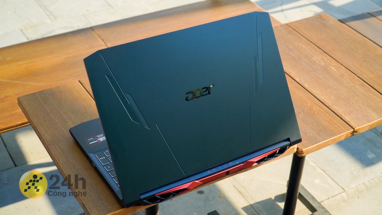 Acer Nitro 5 AN515 57 5669 được hoàn thiện rất chỉn chu và đẹp mắt. Acer Nitro 5 AN515 57 5669 được hoàn thiện rất chỉn chu và đẹp mắt.