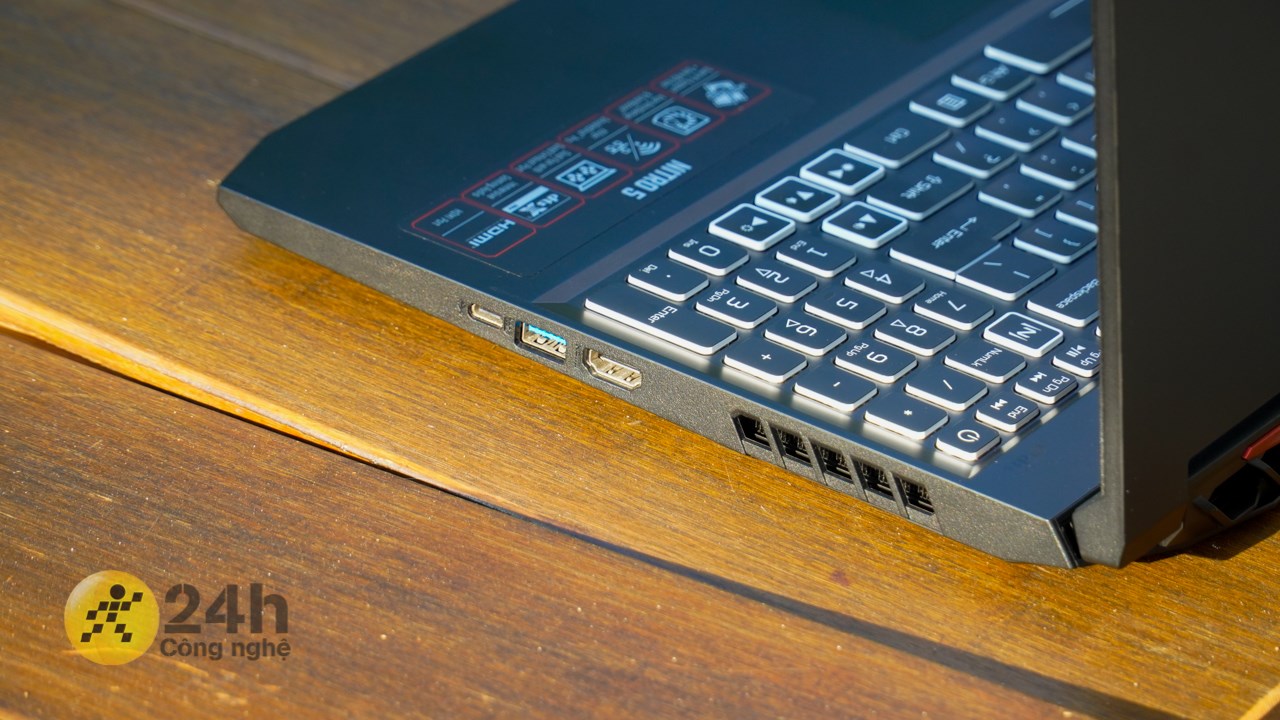 Cạnh phải của Acer Nitro 5 AN515 57 5669. Cạnh phải của Acer Nitro 5 AN515 57 5669.