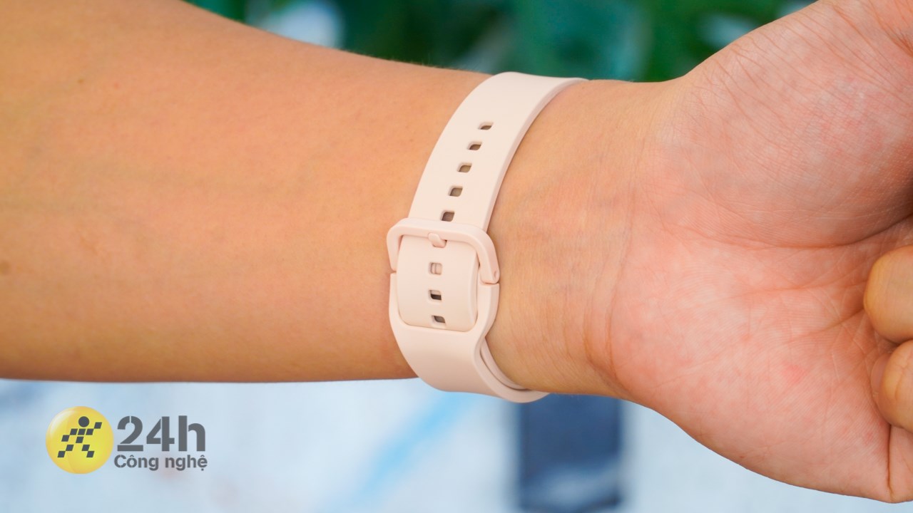 Phần dây đeo của Galaxy Fit3 cho cảm giác đeo êm ái. Phần dây đeo của Galaxy Fit3 cho cảm giác đeo êm ái.