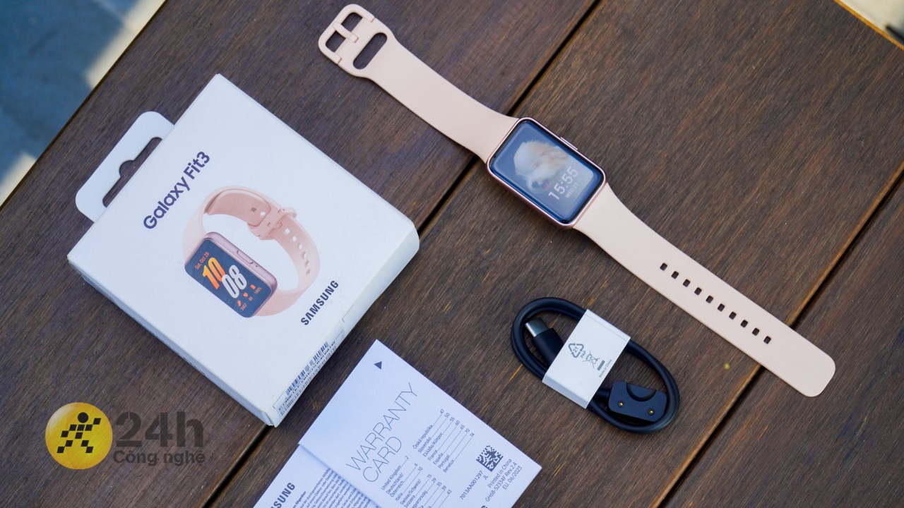 Bên trong hộp Galaxy Fit3 được trang bị đầy đủ phụ kiện cần thiết. Bên trong hộp Galaxy Fit3 được trang bị đầy đủ phụ kiện cần thiết.