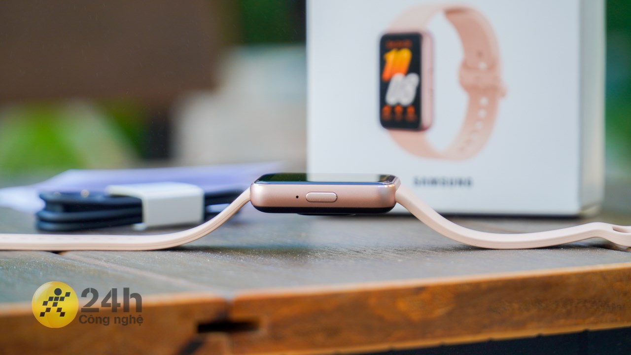 Galaxy Fit3 còn được trang bị mic và nút bấm vật lý ở cạnh phải. Galaxy Fit3 còn được trang bị mic và nút bấm vật lý ở cạnh phải.
