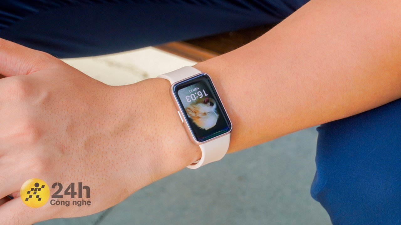 Galaxy Fit3 có kích thước vừa phải đẻ mang lại trải nghiệm đeo thoải mái. Galaxy Fit3 có kích thước vừa phải đẻ mang lại trải nghiệm đeo thoải mái.