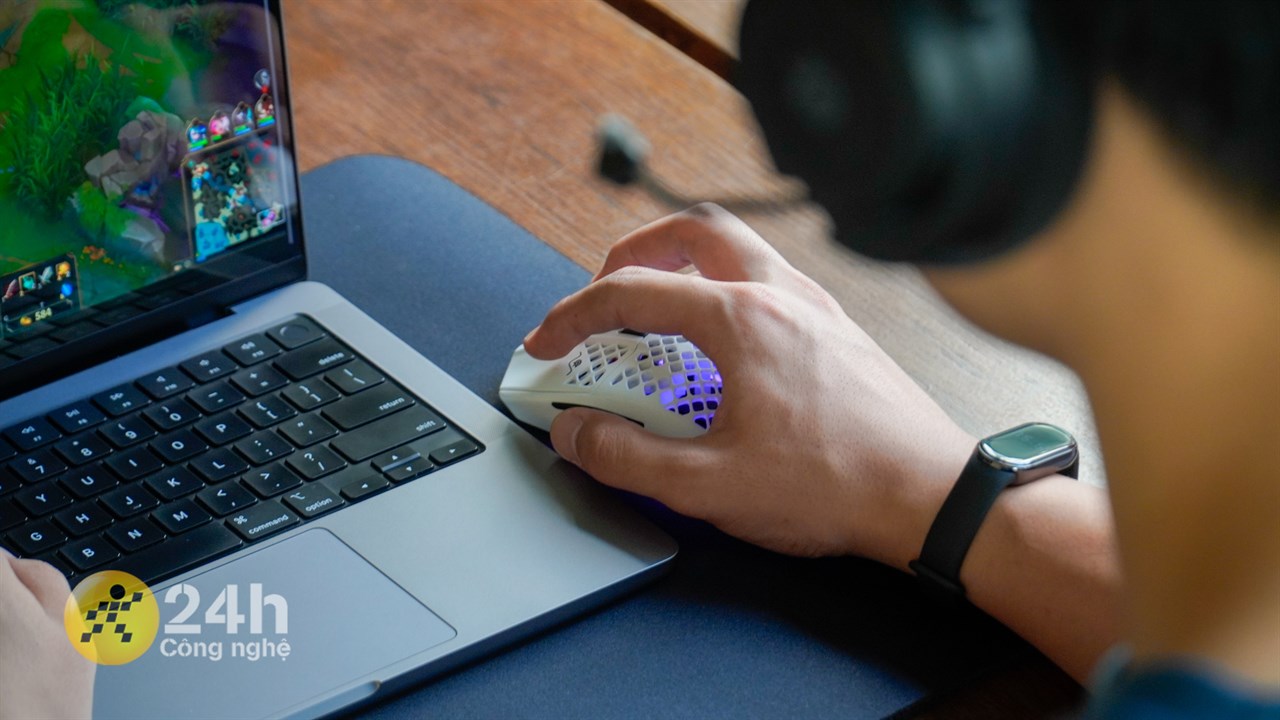 Kích thước của AEROX 3 Wireless cho phép người dùng thoải mái sử dụng ở bất kỳ phong cách nào. Kích thước của AEROX 3 Wireless cho phép người dùng thoải mái sử dụng ở bất kỳ phong cách nào.