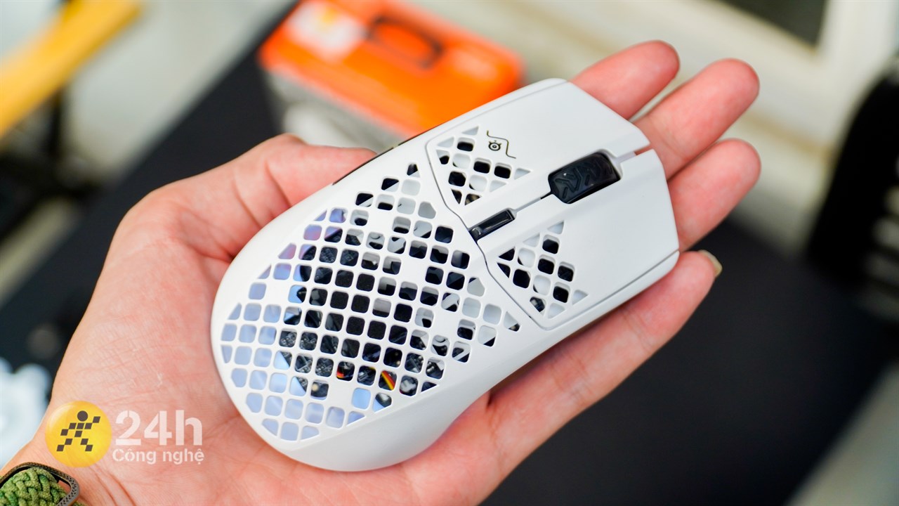 Thiết kế của AEROX 3 Wireless được làm theo dạng lỗ đang phổ biến hiện nay. Thiết kế của AEROX 3 Wireless được làm theo dạng lỗ đang phổ biến hiện nay.