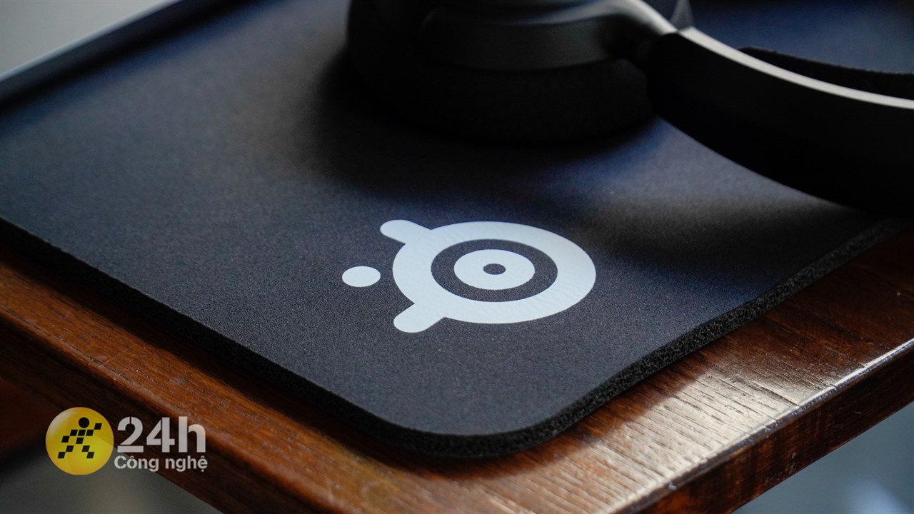 Steelseries QCK Heavy mousepad được làm từ cao su và xử lý bề mặt cực kỳ mượt. Steelseries QCK Heavy mousepad được làm từ cao su và xử lý bề mặt cực kỳ mượt.