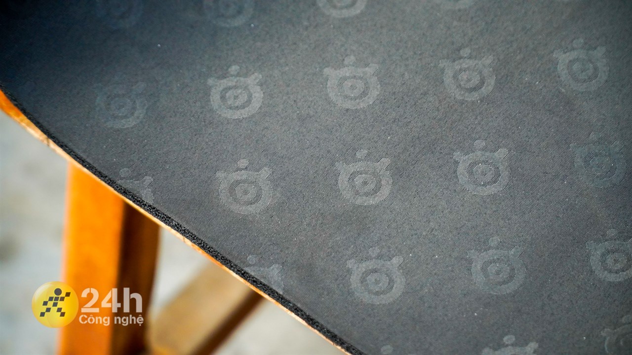 Mặt dưới của Steelseries QCK Heavy mousepad được làm theo dạng chống trượt. Mặt dưới của Steelseries QCK Heavy mousepad được làm theo dạng chống trượt.