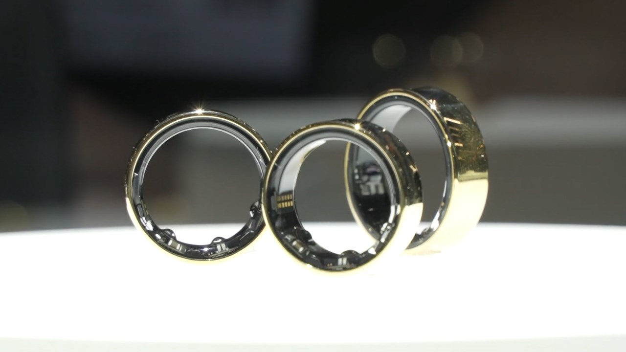 Vỏ ngoài của Galaxy Ring được hoàn thiện từ nhựa và mặt bên trong được làm trong suốt Vỏ ngoài của Galaxy Ring được hoàn thiện từ nhựa và mặt bên trong được làm trong suốt
