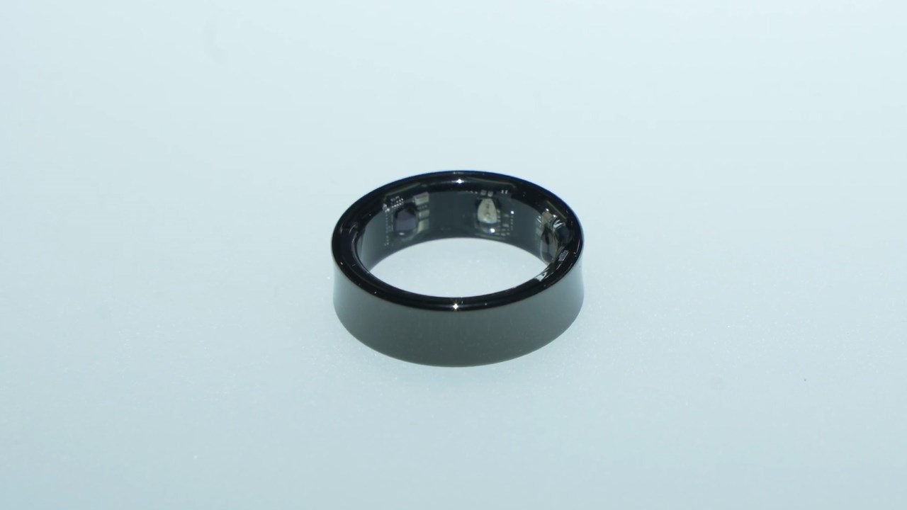 Galaxy Ring có ngoại hình đơn giản và không có nhiều khác biệt so với nhẫn thông thường Galaxy Ring có ngoại hình đơn giản và không có nhiều khác biệt so với nhẫn thông thường