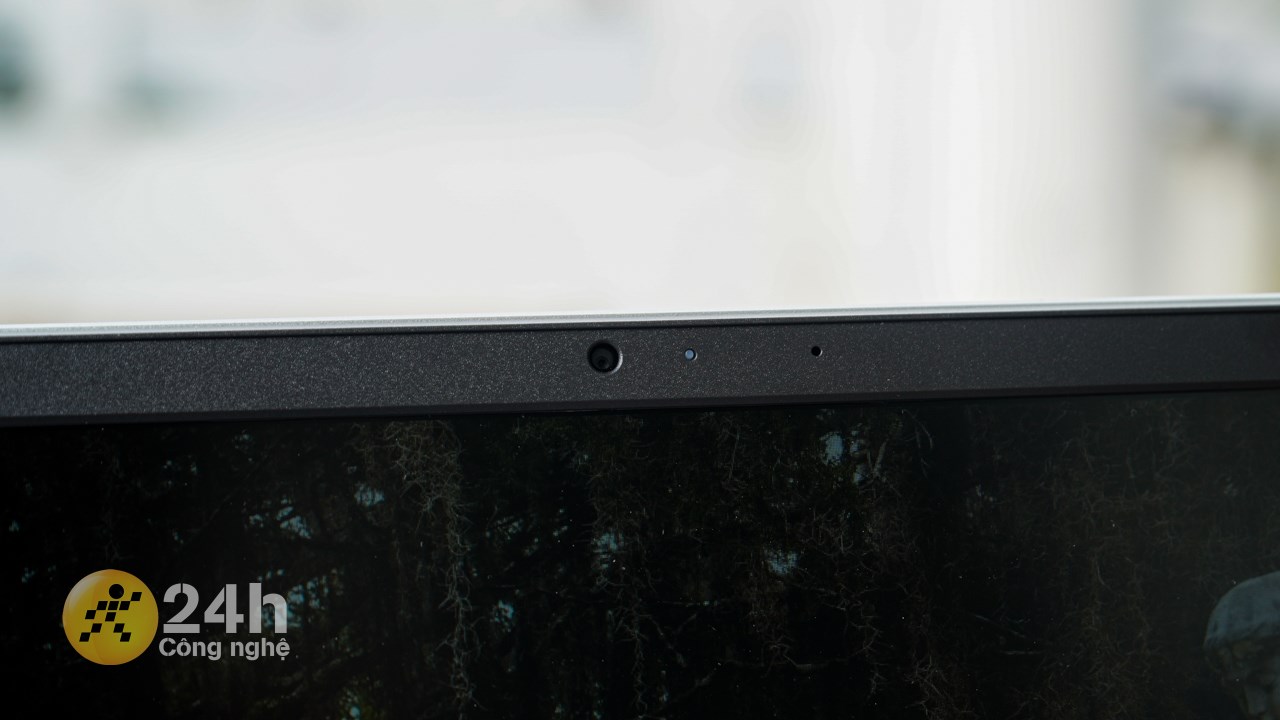 Laptop còn được trang bị sẵn webcam Laptop còn được trang bị sẵn webcam