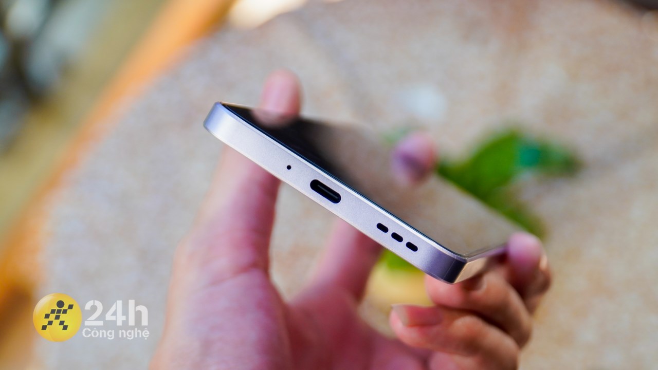 Cạnh đáy của OPPO Reno11 F 5G chứa mic, dải loa và cổng sạc USB-C. Cạnh đáy của OPPO Reno11 F 5G chứa mic, dải loa và cổng sạc USB-C.