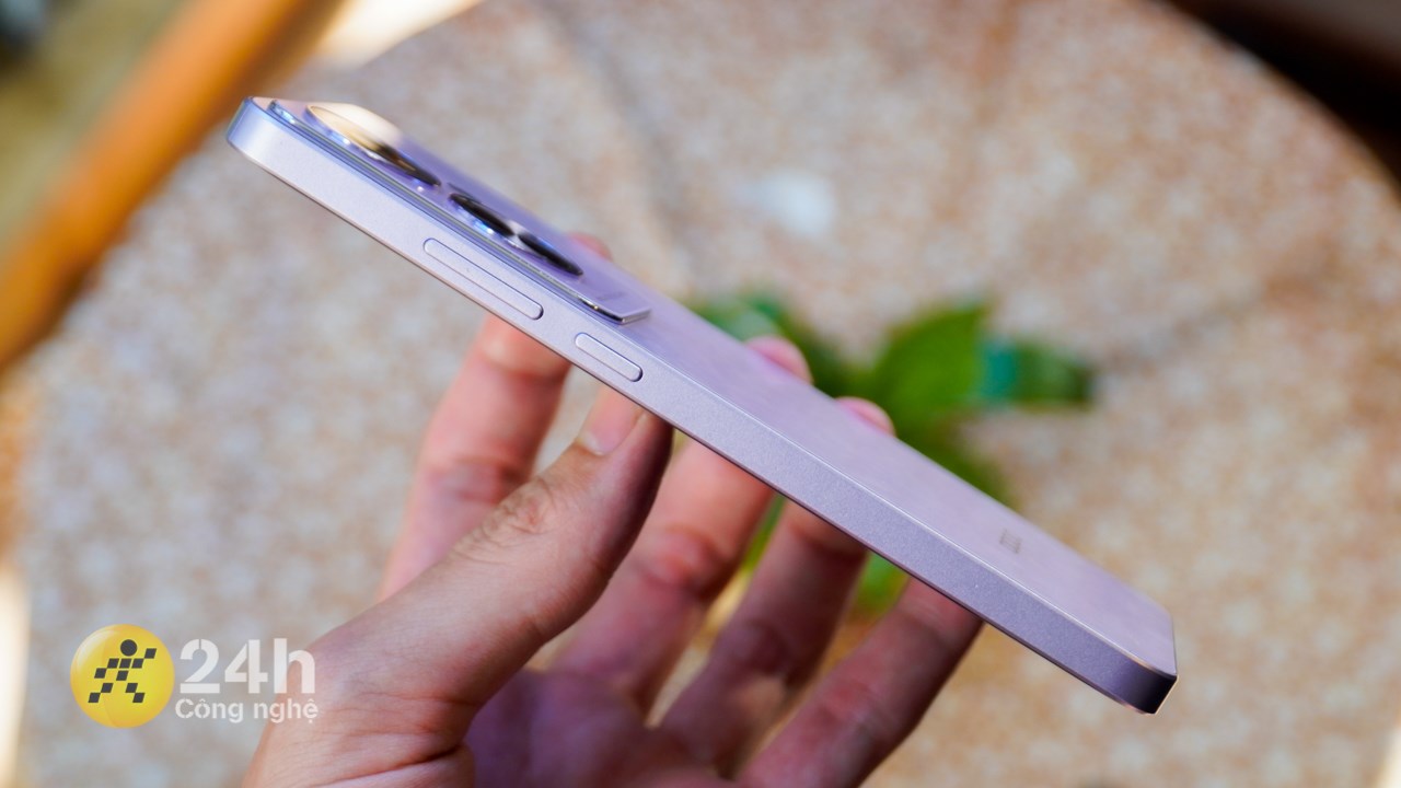 Cạnh phải của OPPO Reno11 F 5G chứa cụm phím tăng giảm âm lượng và nút nguồn. Cạnh phải của OPPO Reno11 F 5G chứa cụm phím tăng giảm âm lượng và nút nguồn.