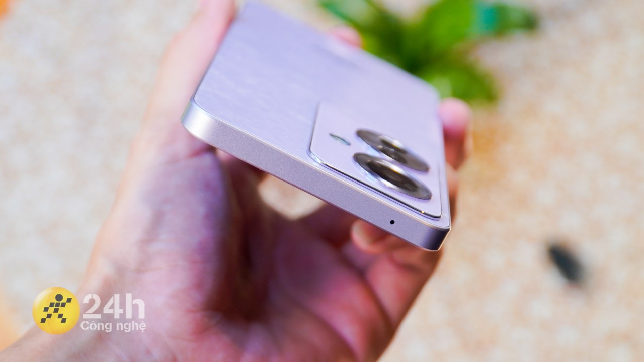 Cạnh trên OPPO Reno11 F 5G chứa mic phụ. Cạnh trên OPPO Reno11 F 5G chứa mic phụ.