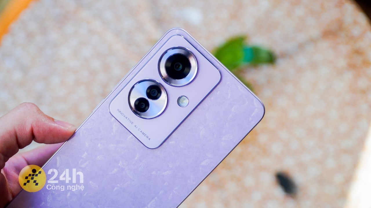 Cụm camera của OPPO Reno11 F 5G được thiết kế theo chiều dọc và đồng màu với mặt lưng. Cụm camera của OPPO Reno11 F 5G được thiết kế theo chiều dọc và đồng màu với mặt lưng.