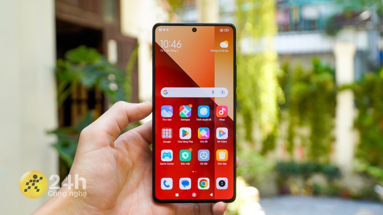 Màn hình Redmi Note 13 Pro 4G được thiết kế cạnh viền xung quanh mỏng đều.