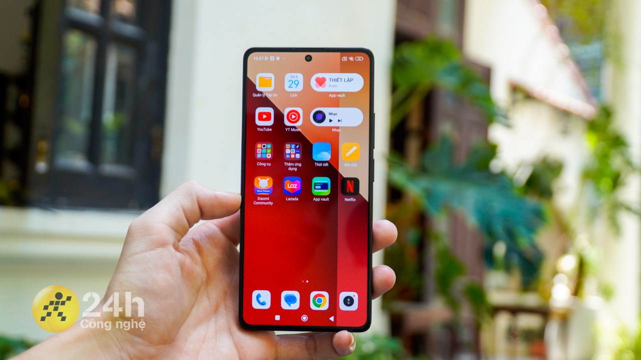 Cảm giác trên tay Redmi Note 13 Pro 4G rất thoải mái và nhẹ nhàng.