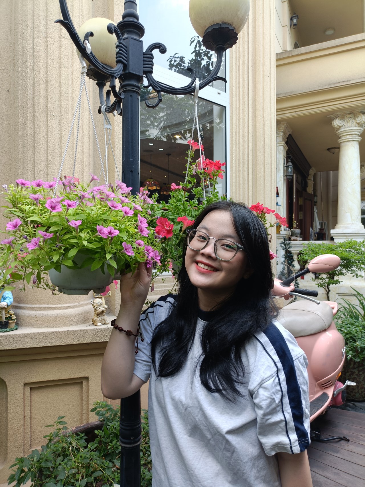Ảnh qua phần hậu kỳ của OPPO cũng đã được trang điểm nhẹ để che đi toàn bộ khuyết điểm trên khuôn mặt. Ảnh qua phần hậu kỳ của OPPO cũng đã được trang điểm nhẹ để che đi toàn bộ khuyết điểm trên khuôn mặt.
