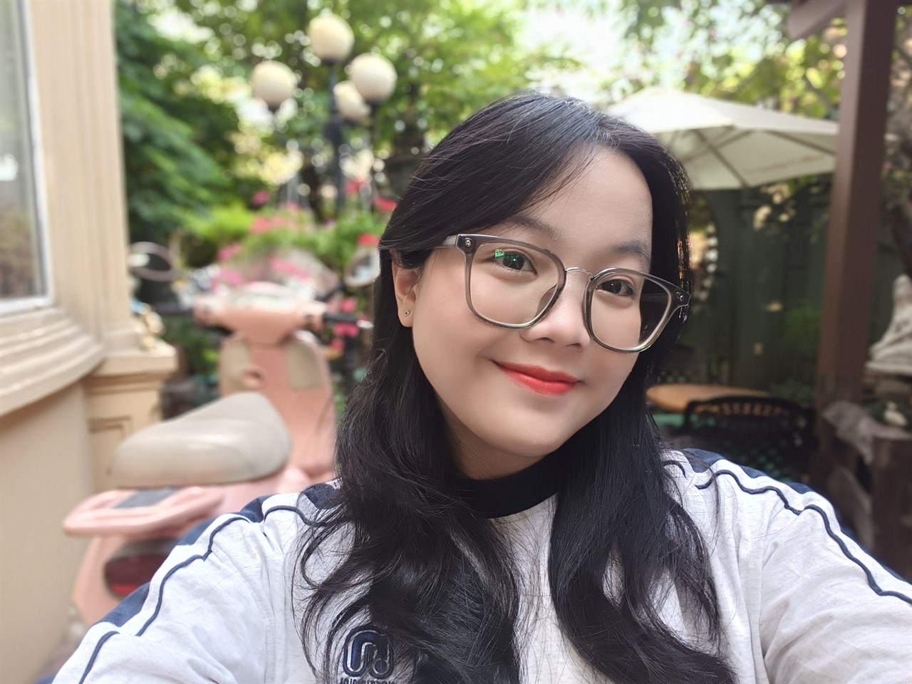 Ảnh chụp selfie của OPPO Reno11 F 5G sẽ khiến bạn hài lòng với filter làm đẹp mịn màng. Ảnh chụp selfie của OPPO Reno11 F 5G sẽ khiến bạn hài lòng với filter làm đẹp mịn màng.