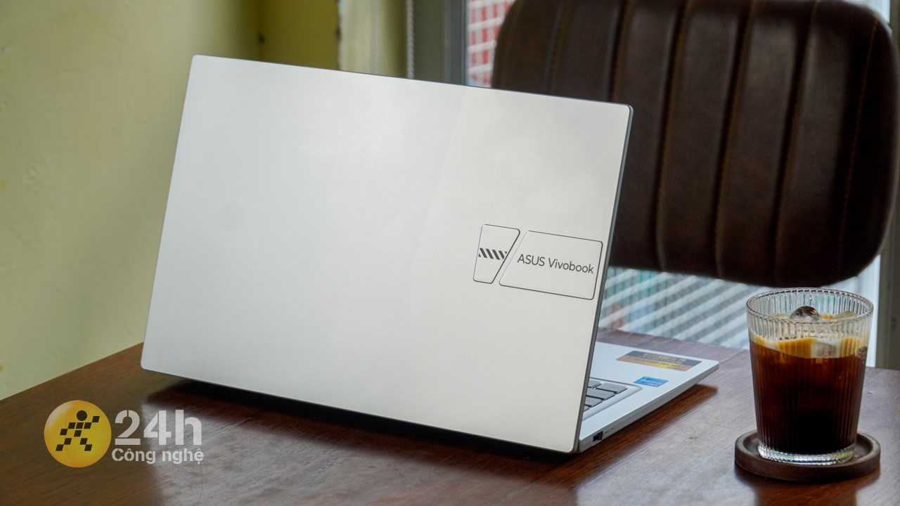 ASUS Vivobook X1404ZA được chế tác từ chất liệu nhựa với độ bền cao và nhẹ ASUS Vivobook X1404ZA được chế tác từ chất liệu nhựa với độ bền cao và nhẹ