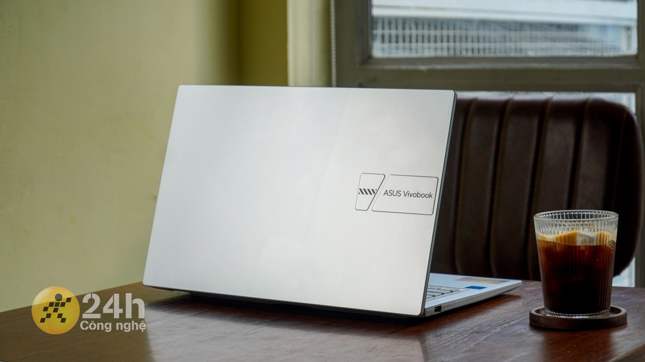 ASUS Vivobook X1404ZA có phong cách thiết kế quen thuộc đặc trưng của dòng Vivobook. ASUS Vivobook X1404ZA có phong cách thiết kế quen thuộc đặc trưng của dòng Vivobook.