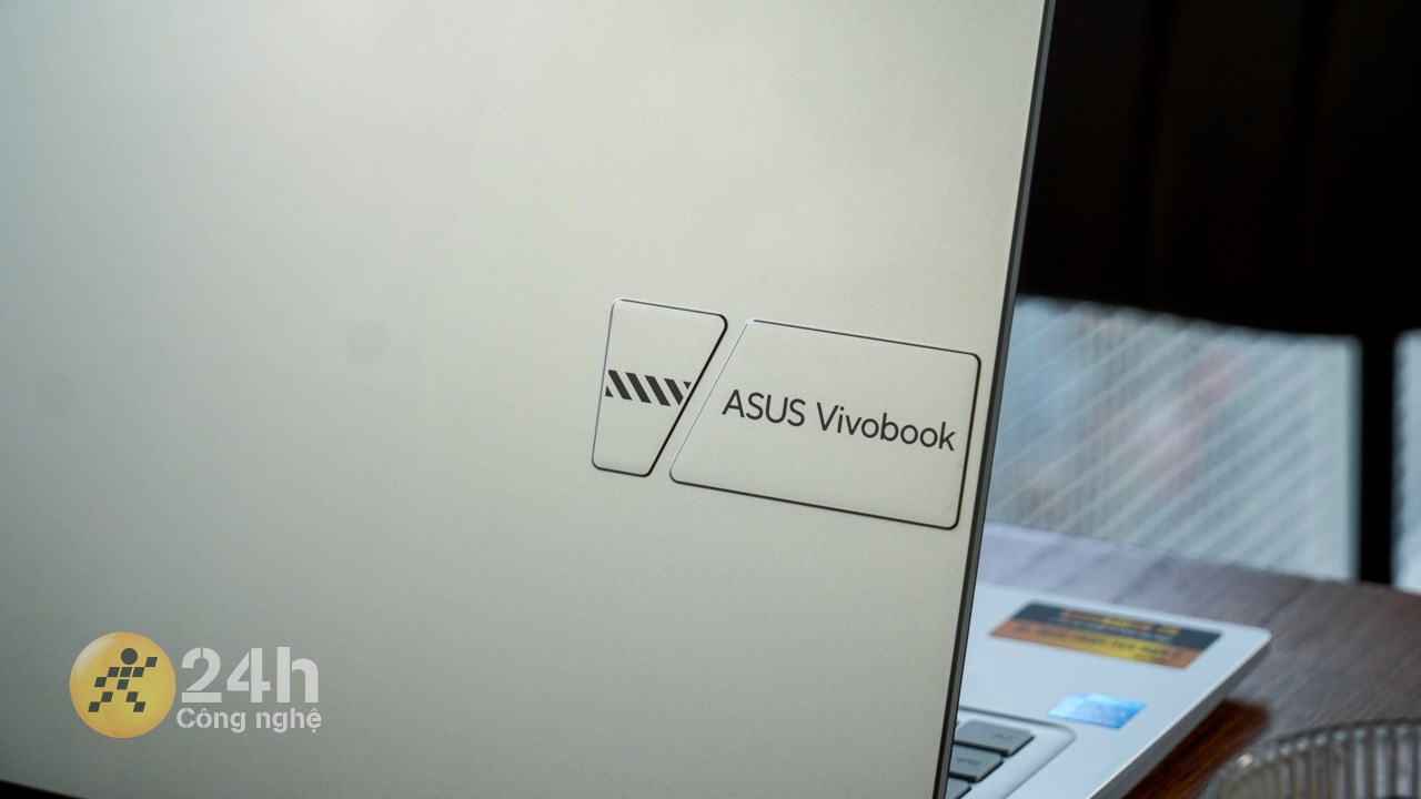 ASUS Vivobook X1404ZA có phần lưng được hoàn thiện dạng bề mặt nhám mịn. ASUS Vivobook X1404ZA có phần lưng được hoàn thiện dạng bề mặt nhám mịn.