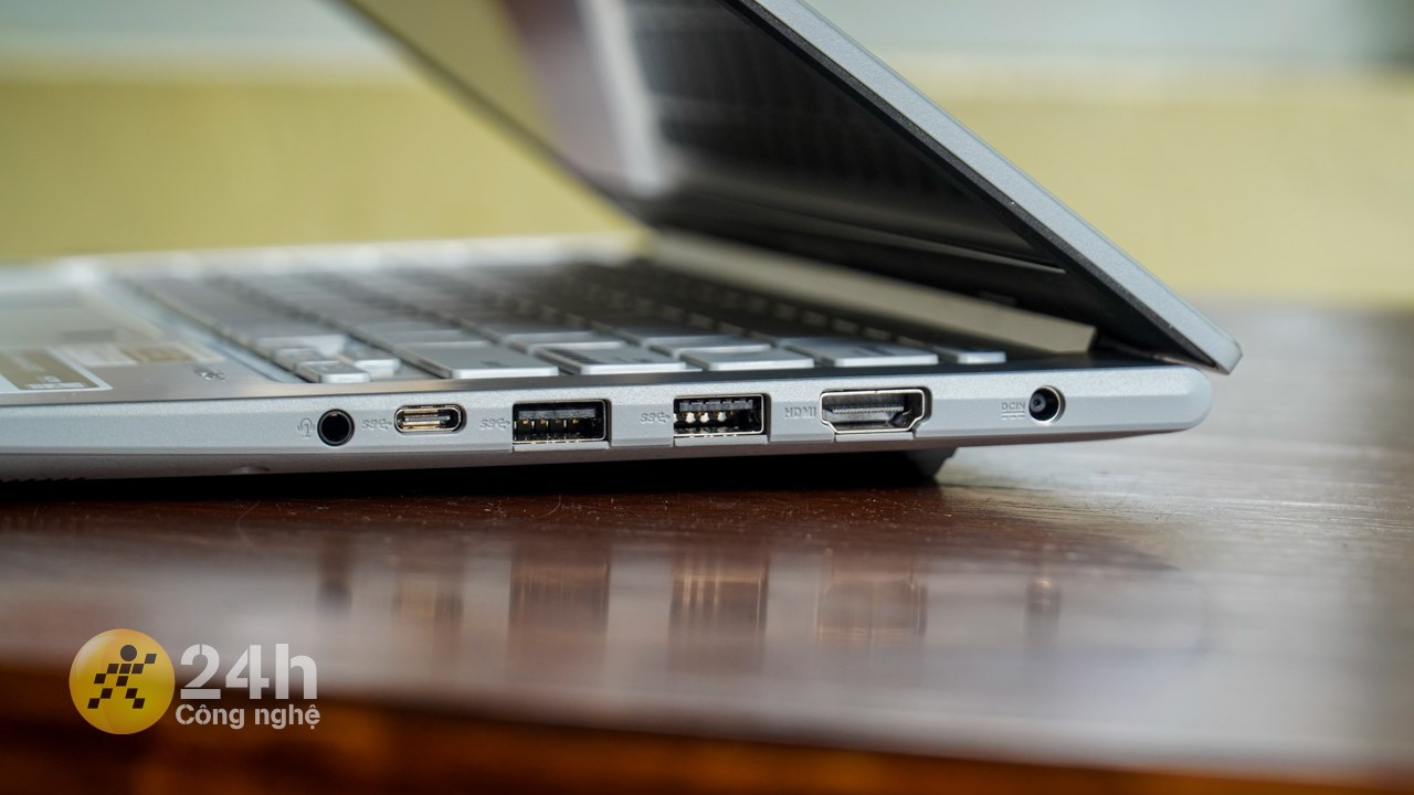 Cổng kết nối bên cạnh phải của ASUS Vivobook X1404ZA. Cổng kết nối bên cạnh phải của ASUS Vivobook X1404ZA.