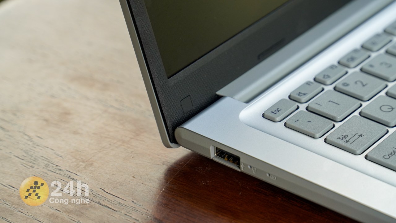 Cạnh trái của ASUS Vivobook X1404ZA có duy nhất một cổng USB-A 2.0 Cạnh trái của ASUS Vivobook X1404ZA có duy nhất một cổng USB-A 2.0