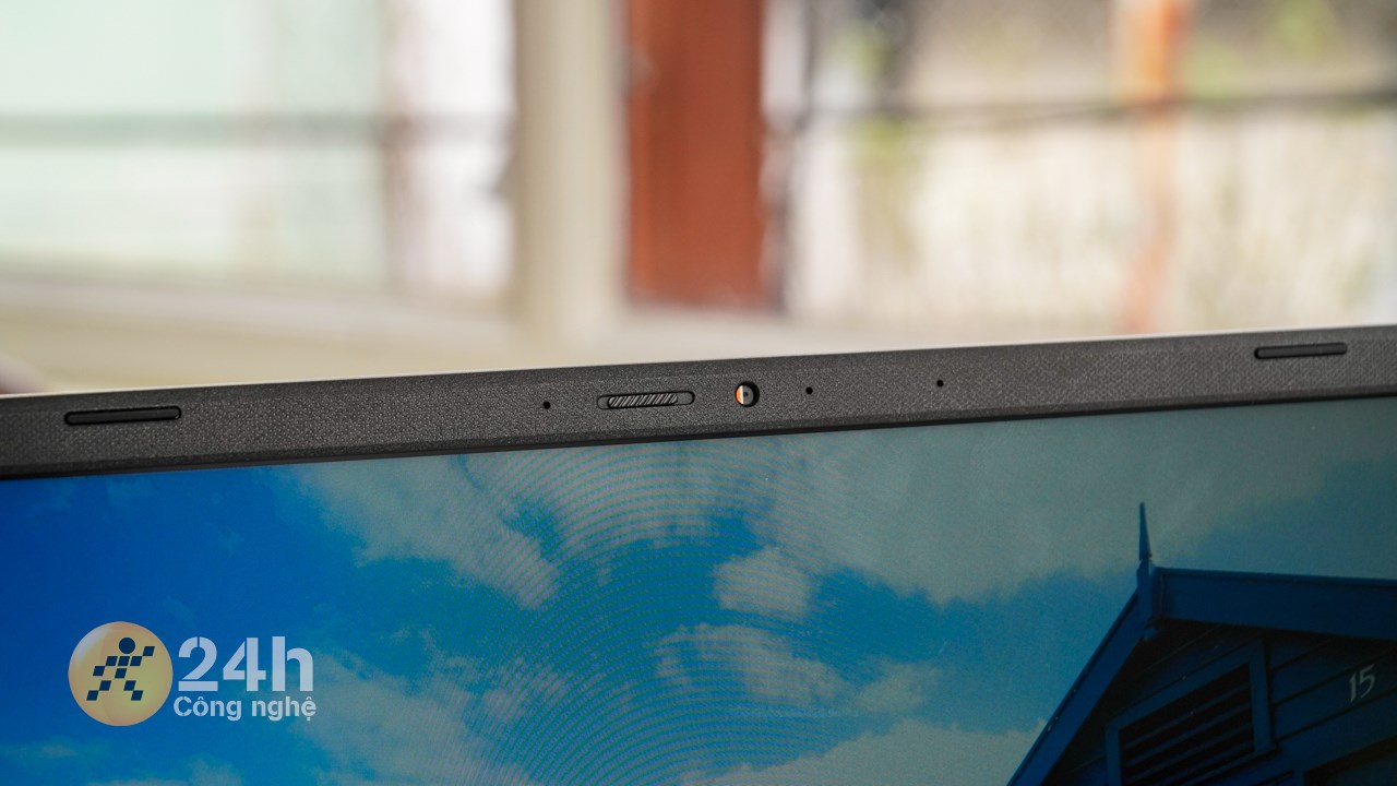 Cạnh trên của ASUS Vivobook X1404ZA có webcam và nút gạt màn trập. Cạnh trên của ASUS Vivobook X1404ZA có webcam và nút gạt màn trập.