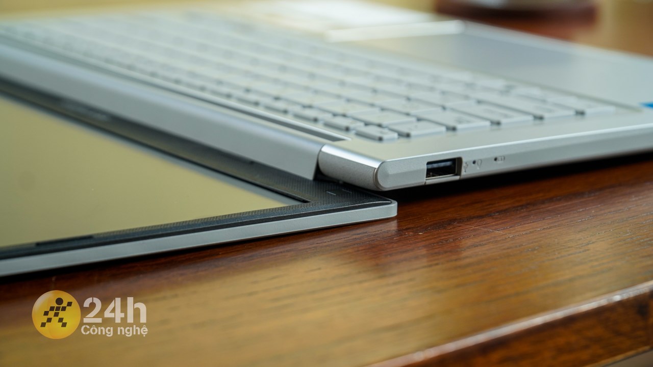 Bản lề của ASUS Vivobook X1404ZA có thể mở rộng 180 độ Bản lề của ASUS Vivobook X1404ZA có thể mở rộng 180 độ