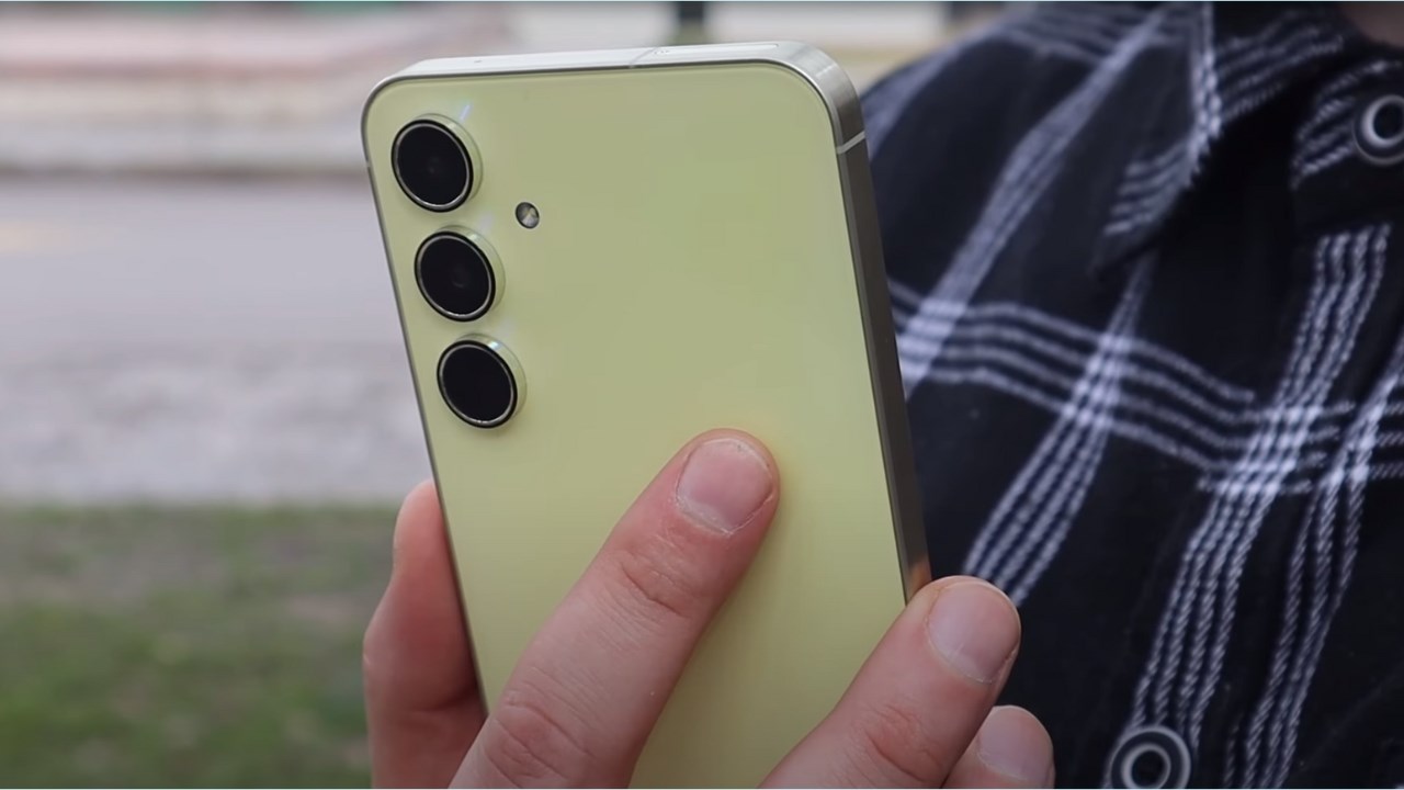 Một YouTuber người Nga đã đăng tải video đánh giá chi tiết Samsung Galaxy A55 5G Một YouTuber người Nga đã đăng tải video đánh giá chi tiết Samsung Galaxy A55 5G