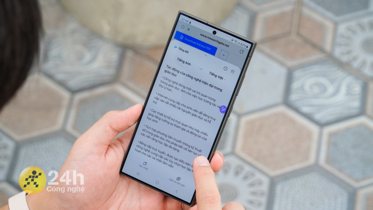 Sau khi tóm tắt nội dung từ một website tiếng Anh, Galaxy AI của Galaxy S24 Ultra cũng có dịch bản tóm tắt ấy sang tiếng Việt.