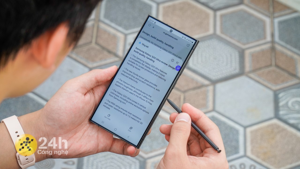 Galaxy AI trên Galaxy S24 Ultra có thể tóm tắt nội dung chính của website một cách nhanh chóng.