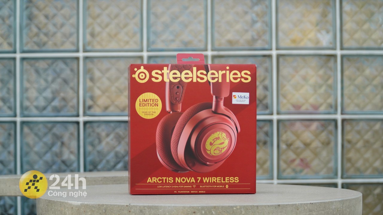 Phần hộp đựng của SteelSeries Arctis Nova 7 Dragon Edition được thiết kế rất đẹp với màu đỏ - vàng. Phần hộp đựng của SteelSeries Arctis Nova 7 Dragon Edition được thiết kế rất đẹp với màu đỏ - vàng.