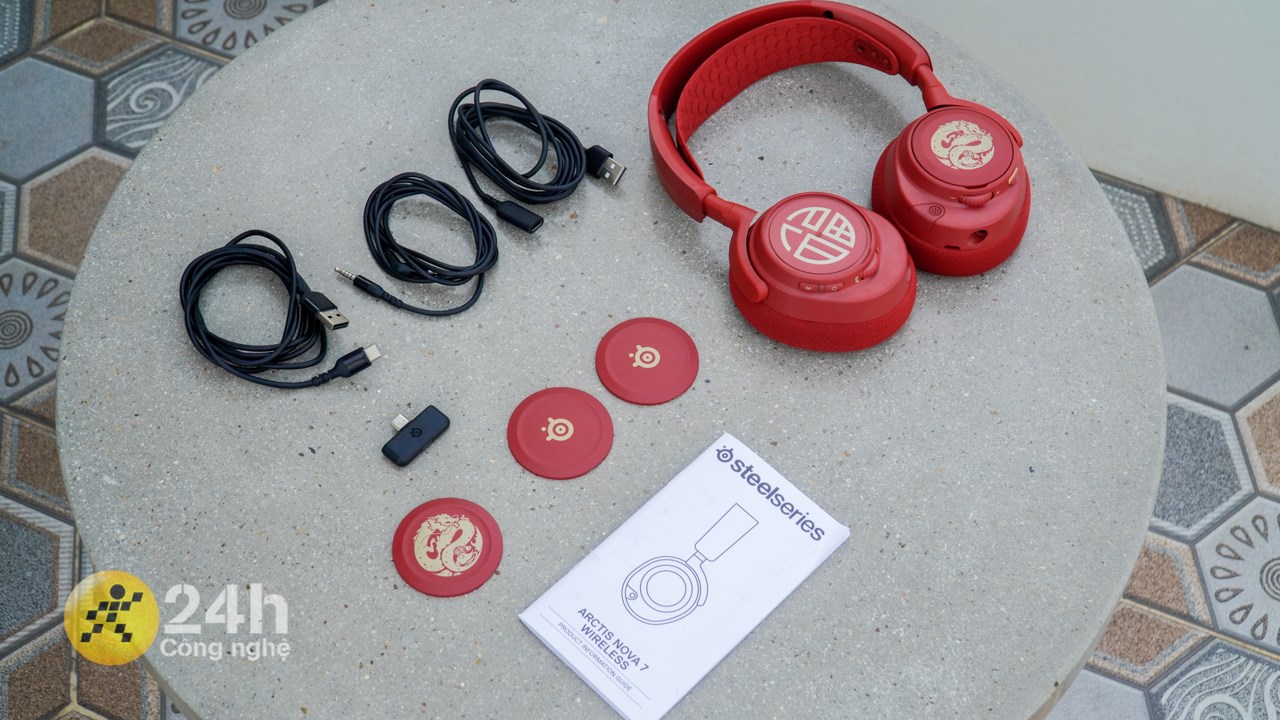 SteelSeries Arctis Nova 7 Dragon Edition còn đi kèm rất nhiều phụ kiện bên trong hộp. SteelSeries Arctis Nova 7 Dragon Edition còn đi kèm rất nhiều phụ kiện bên trong hộp.