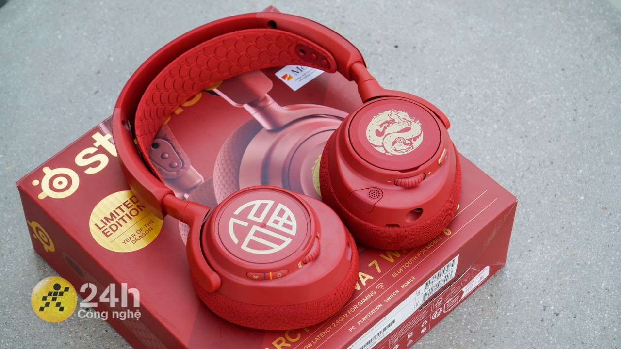 Thiết kế của SteelSeries Arctis Nova 7 Dragon Edition không khác nhiều so với SteelSeries Arctis Nova 7 ngoại trừ màu sắc. Thiết kế của SteelSeries Arctis Nova 7 Dragon Edition không khác nhiều so với SteelSeries Arctis Nova 7 ngoại trừ màu sắc.