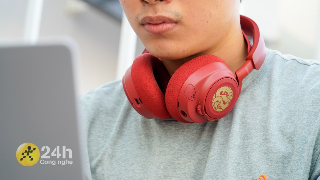 SteelSeries Arctis Nova 7 Dragon Edition có phần băng đô được thiết kế 2 tầng nên cho trải nghiệm đeo rất thoải mái. SteelSeries Arctis Nova 7 Dragon Edition có phần băng đô được thiết kế 2 tầng nên cho trải nghiệm đeo rất thoải mái.