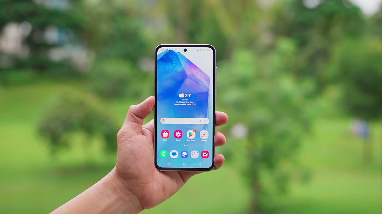 Galaxy A55 5G trang bị màn hình lớn cùng chất lượng hiển thị tốt. Nguồn: Putu Reza.