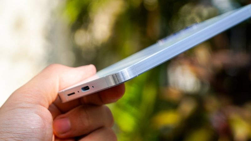 Samsug A55 có phần khung làm từ kim loại cao cấp và thiết kế dạng phây xước