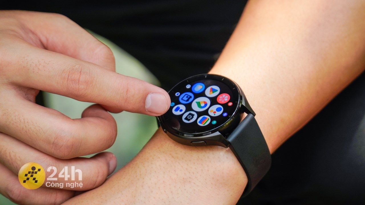 Phần nút bấm của Xiaomi Watch 2 ở bên cạnh phải và không quá lồi so với phần khung