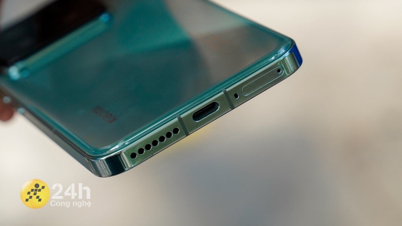 Cạnh dưới của Xiaomi 14 có loa ngoài, cổng sạc USB-C, mic thoại và khay đựng SIM. Cạnh dưới của Xiaomi 14 có loa ngoài, cổng sạc USB-C, mic thoại và khay đựng SIM.