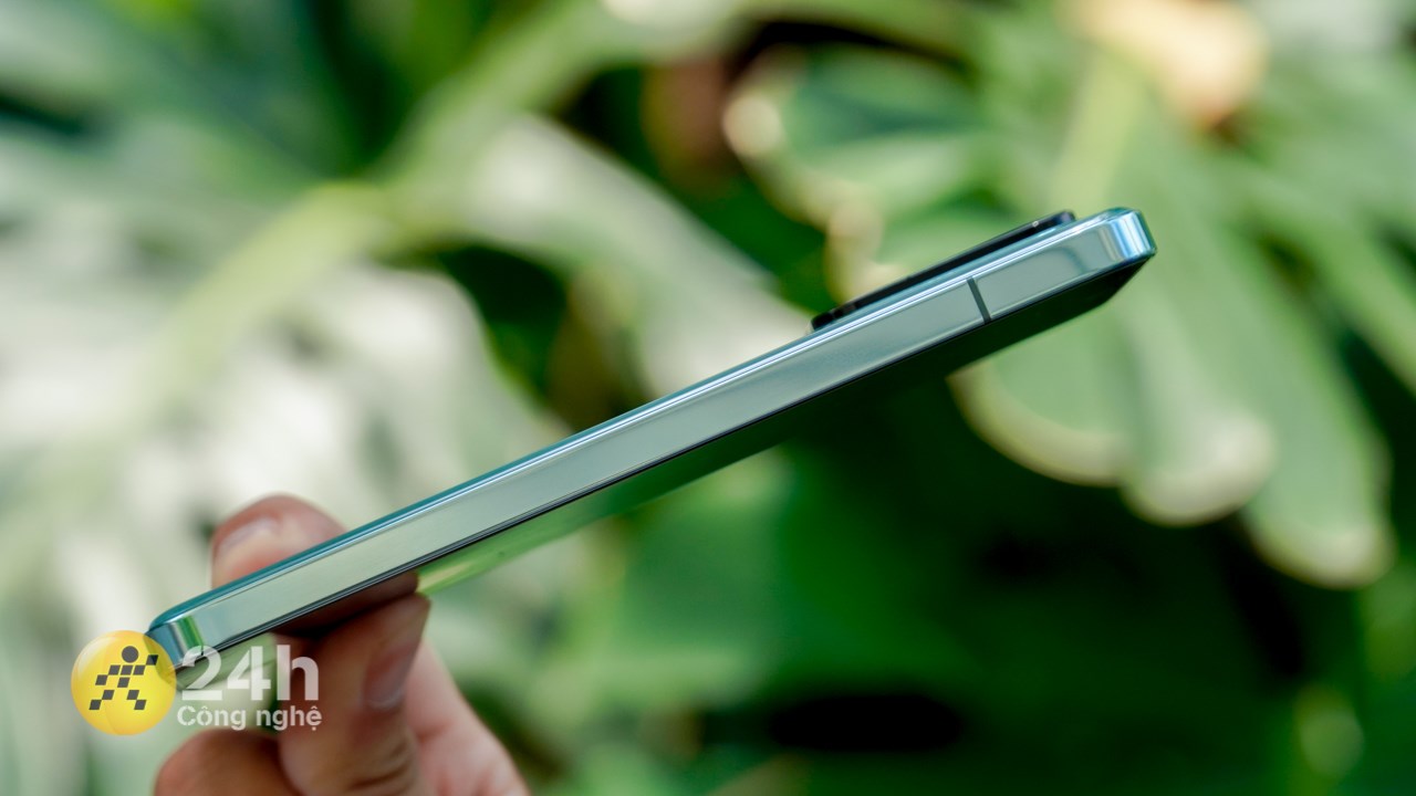 Cạnh trái của Xiaomi 14 hoàn toàn trống trơn. Cạnh trái của Xiaomi 14 hoàn toàn trống trơn.