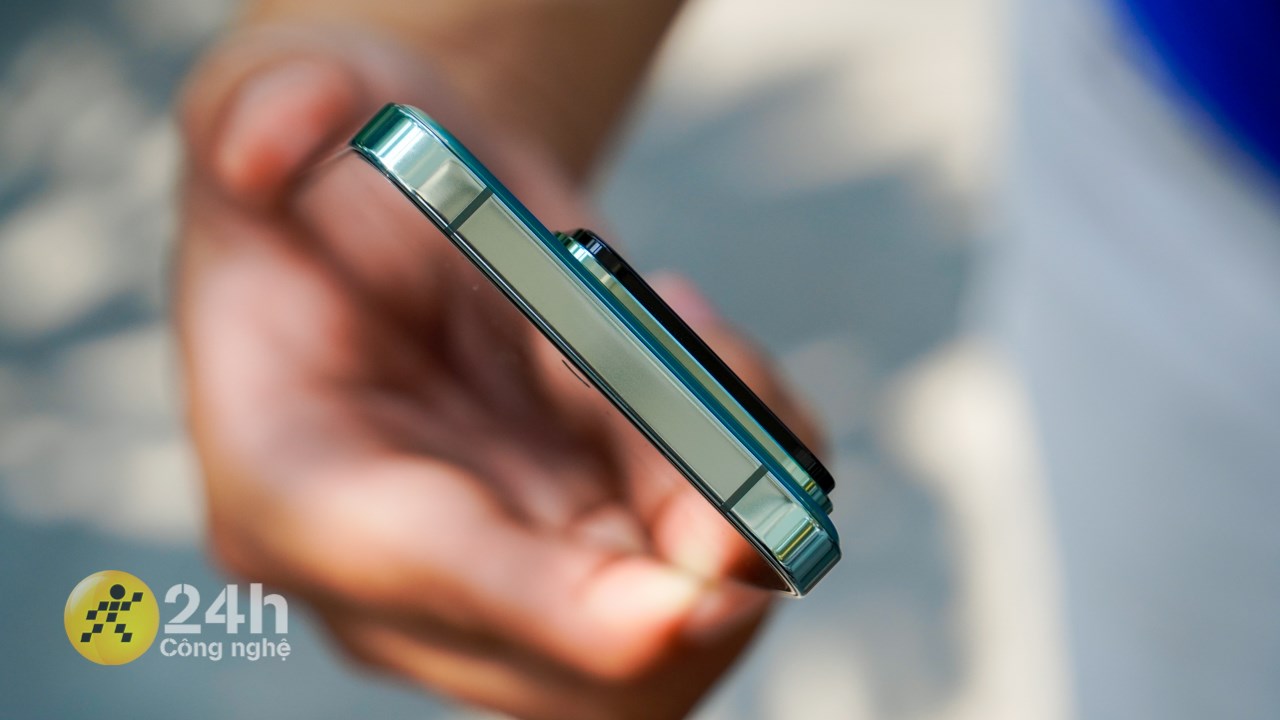 Cạnh trên của Xiaomi 14 chỉ có hai dải ăng-ten bắt sóng. Cạnh trên của Xiaomi 14 chỉ có hai dải ăng-ten bắt sóng.