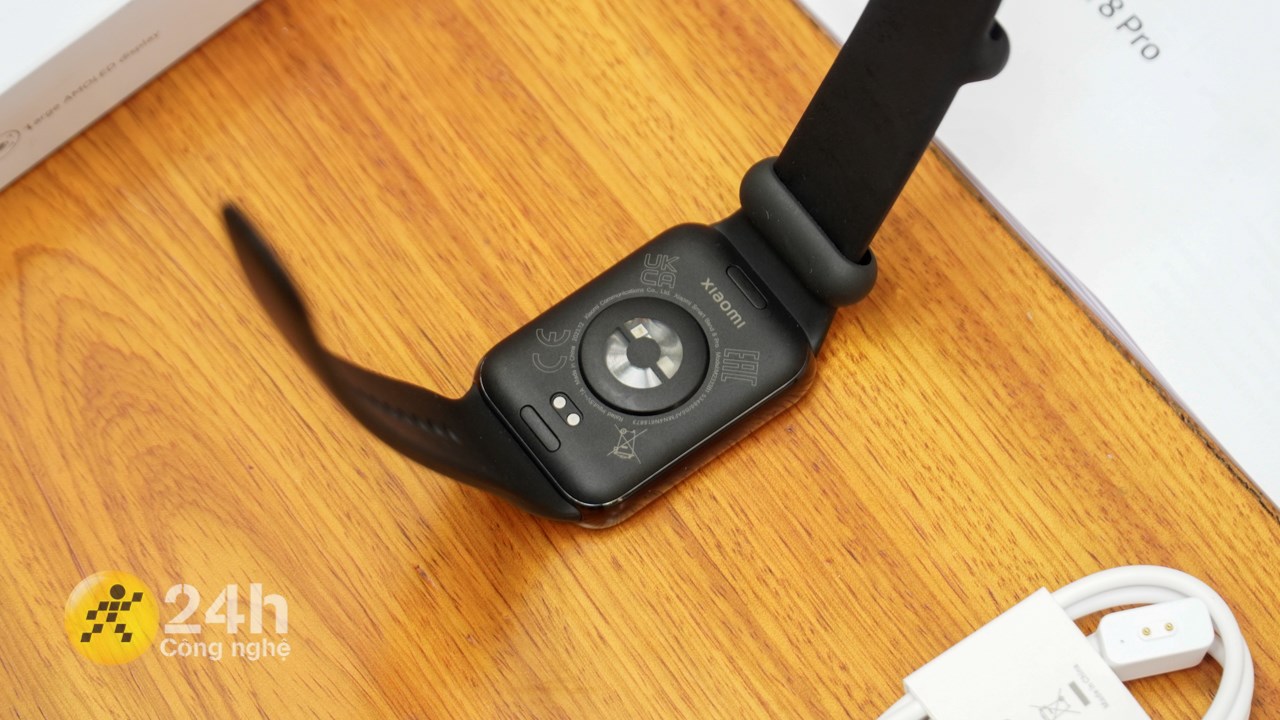 Mặt sau Xiaomi Band 8 Pro là nơi đặt các cảm biến chuyên dụng và cổng sạc. Mặt sau Xiaomi Band 8 Pro là nơi đặt các cảm biến chuyên dụng và cổng sạc.
