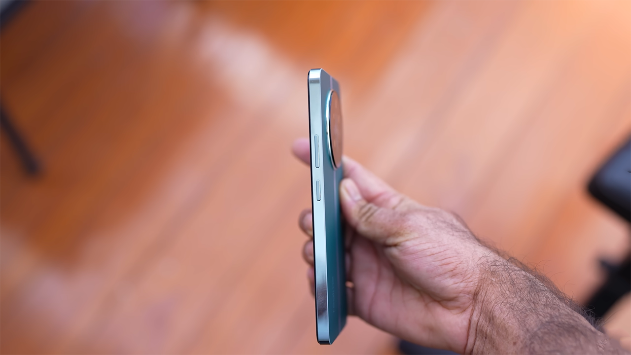 Cạnh phải của realme 12+ 5G là nơi đặt cụm phím tăng giảm âm lượng và nút nguồn. Nguồn: Gyan Therapy. Cạnh phải của realme 12+ 5G là nơi đặt cụm phím tăng giảm âm lượng và nút nguồn. Nguồn: Gyan Therapy.