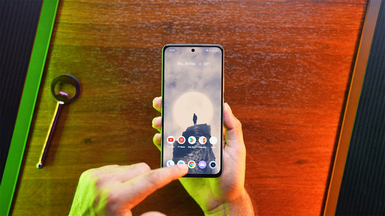 realme 12+ 5G còn có thể đáp ứng tốt nhu cầu sử dụng cả ngày dài của người dùng với viên pin 5.000 mAh. Nguồn: Gyan Therapy. realme 12+ 5G còn có thể đáp ứng tốt nhu cầu sử dụng cả ngày dài của người dùng với viên pin 5.000 mAh. Nguồn: Gyan Therapy.